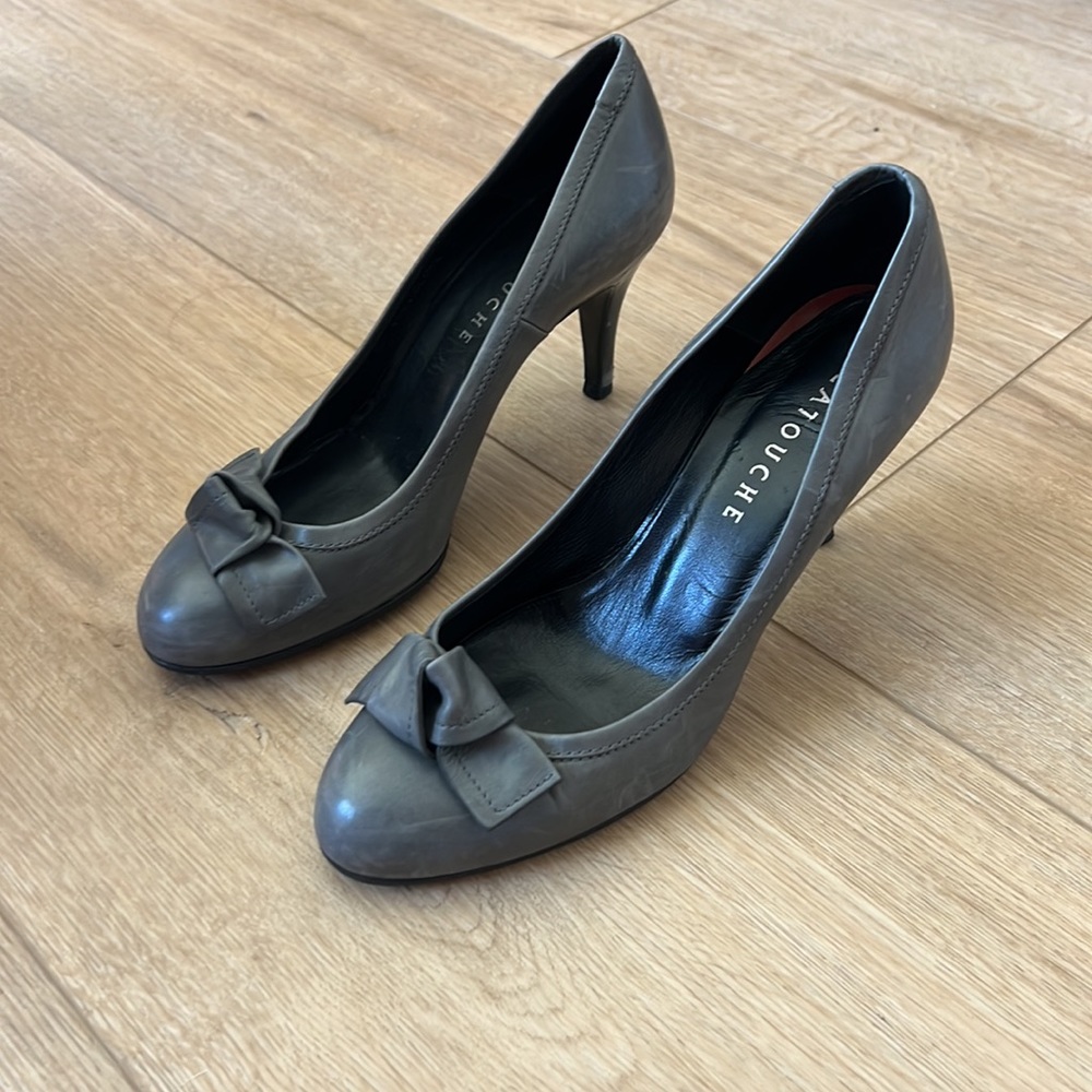 Latouche Spain pumps with bow